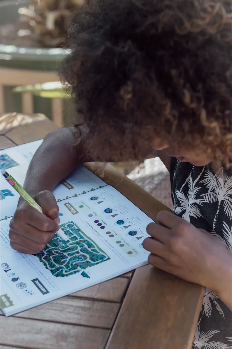 Enfant faisant un labyrinthe dans le magazine Petit Péyi